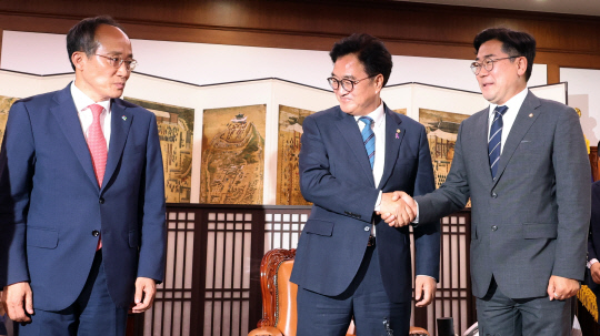 우원식 국회의장(가운데)이 10일 오후 국회의장실에서 회동을 위해 모인 추경호 국민의힘 원내대표(왼쪽), 박찬대 더불어민주당 원내대표와 악수하고 있다.<연합뉴스>